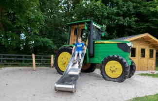 RS8200 Speeltractor 1